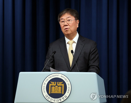 김대기 대통령 비서실장이 4일 서울 용산 대통령실 청사에서 개각 인사를 발표하고 있다. 연합뉴스